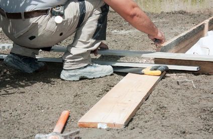 RT Terrasse mit Feinsteinzeug ausmessen 21 06 717x467 Terrassenuntergrund wird ausgemessen