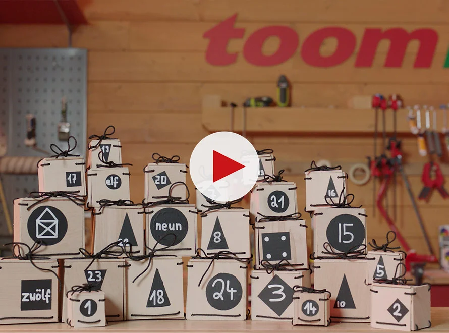 Selbstgebauter Adventskalender aus kleinen Holzkisten.
