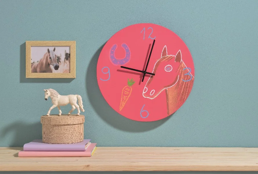 Rosafarbene Kinderwanduhr mit Pferdemotiv