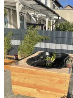 Teich auf einem Holzpodest