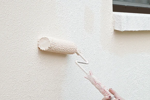 Fassade wird mit Farbe gestrichen