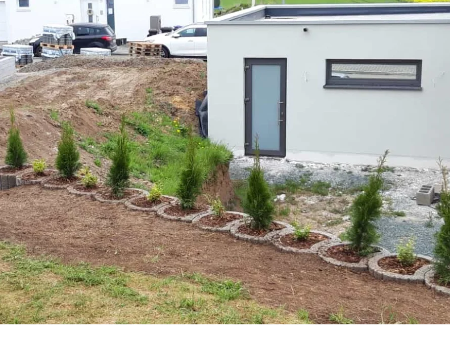 Gartenhaus mit Koniferen