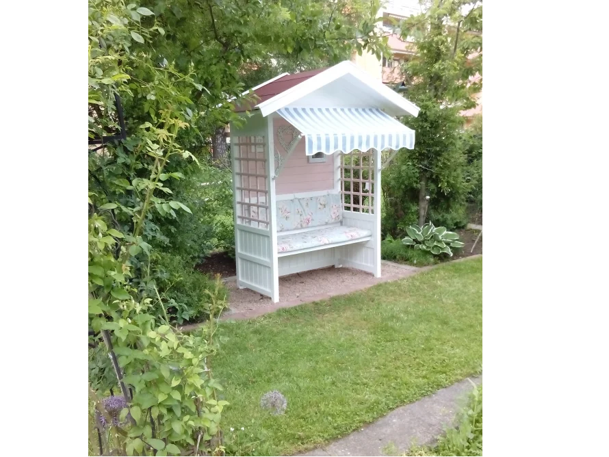 Rosafarbene Gartenlaube mit Sitzbank