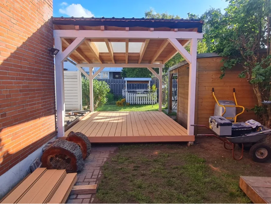 Holzgerüst einer Terrasse mit Werkzeug