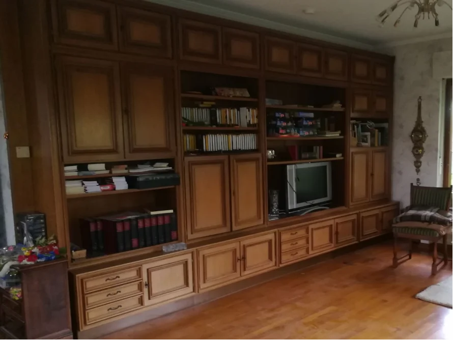 Eine große hölzerne Wohnwand mit vielen Fächern.