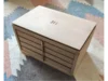 Helle Holzbox mit mehreren Schubladen