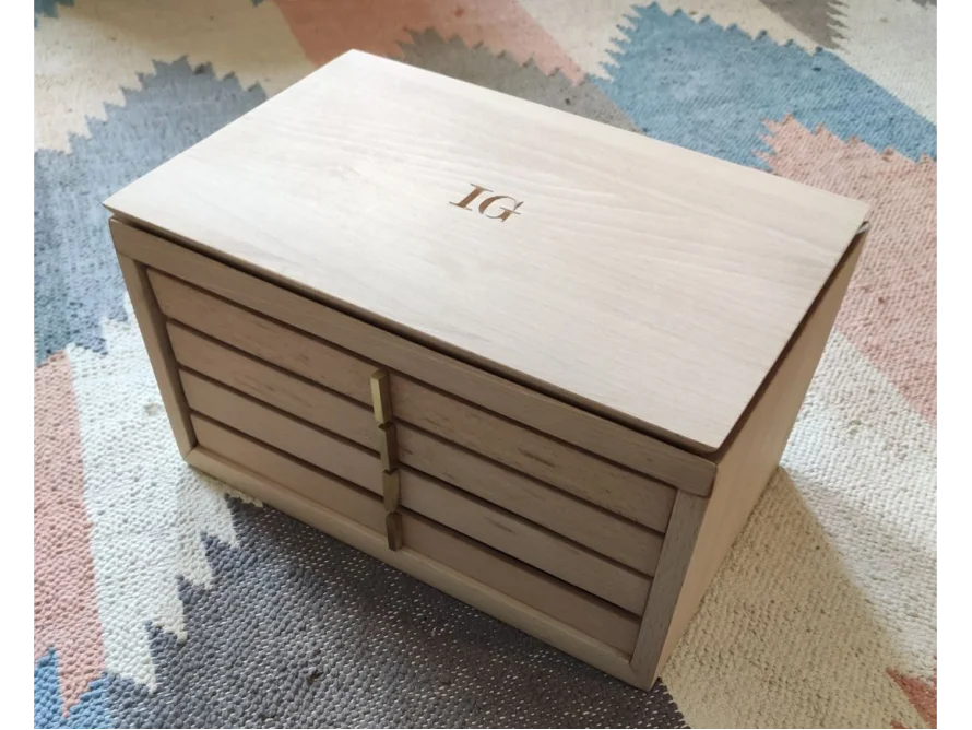 Helle Holzbox mit mehreren Schubladen