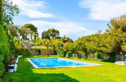 Pool im Garten: Die Lage ist entscheidend Sonniger Pool im Garten