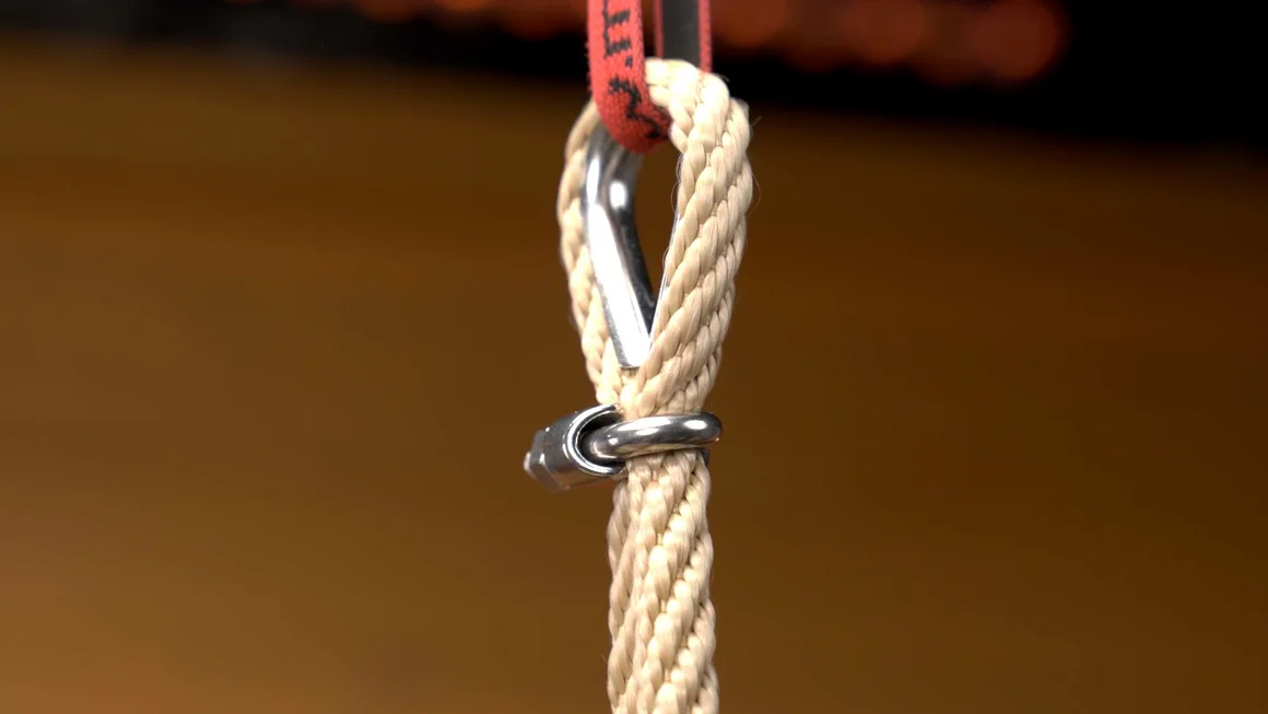 Ein Seil wird mit einem Karabinerhaken befestigt.
