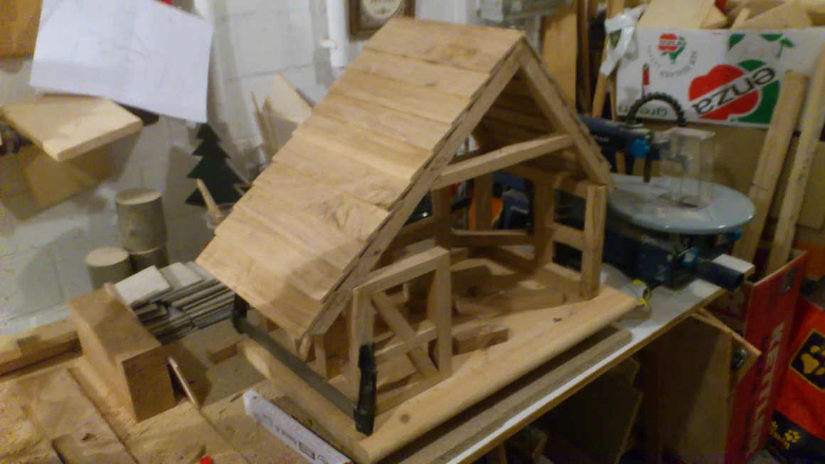 Holzhaus im Bau, daneben eine Stichsäge