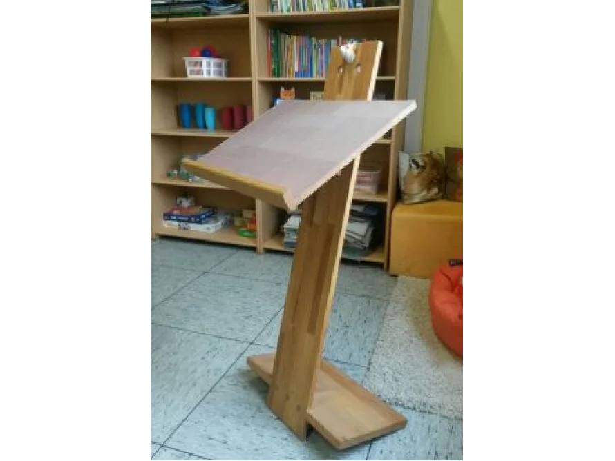 Ein hölzernes Rednerpult