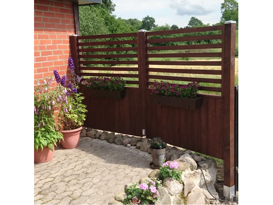 Holz-Sichtschutz mit Blumenkästen