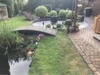 Garten mit Teich und Brücke