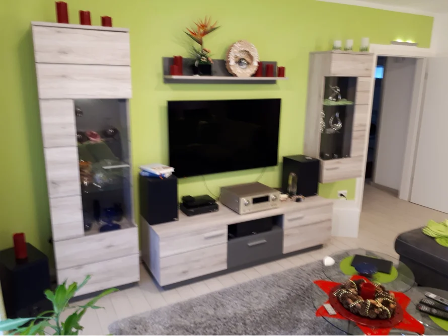 Wohnzimmer mit Unterhaltungselektronik und Möbeln