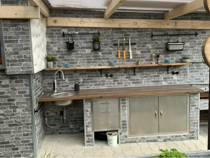 Außenküche mit Spüle und Stauraum