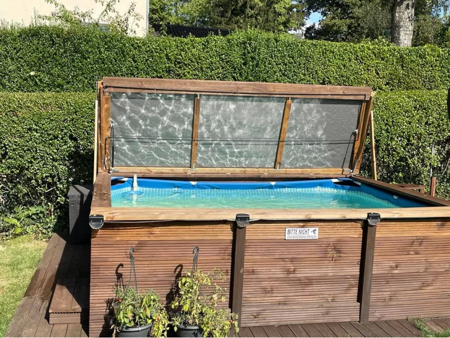 Pool mit halb geöffneter Abdeckung