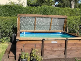 Pool mit halb geöffneter Abdeckung