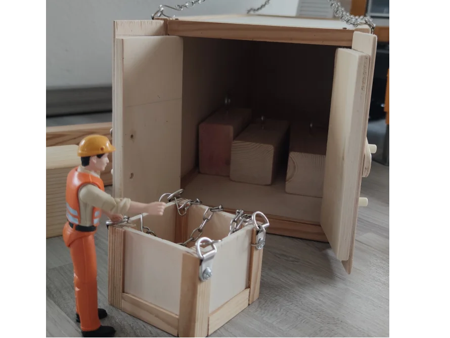 Person baut Holzkiste zusammen