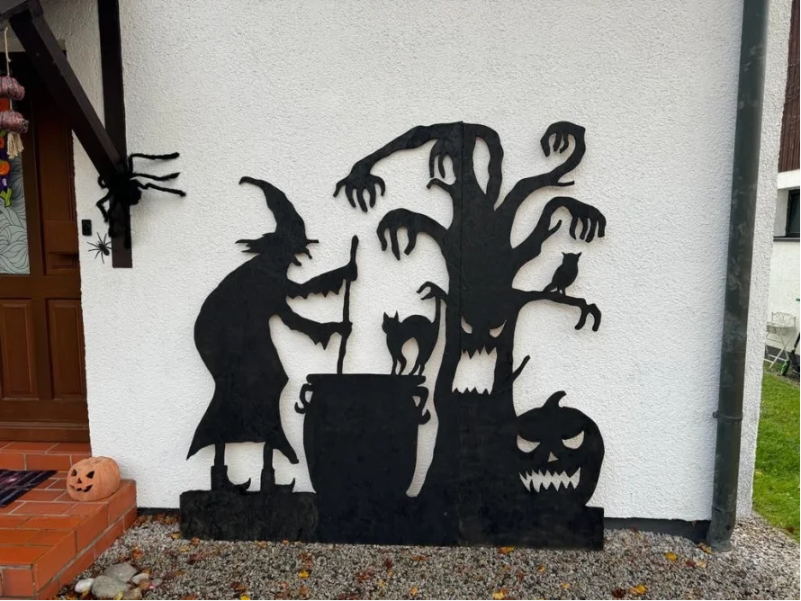 Halloweendekoration mit Hexe und Zauberkessel