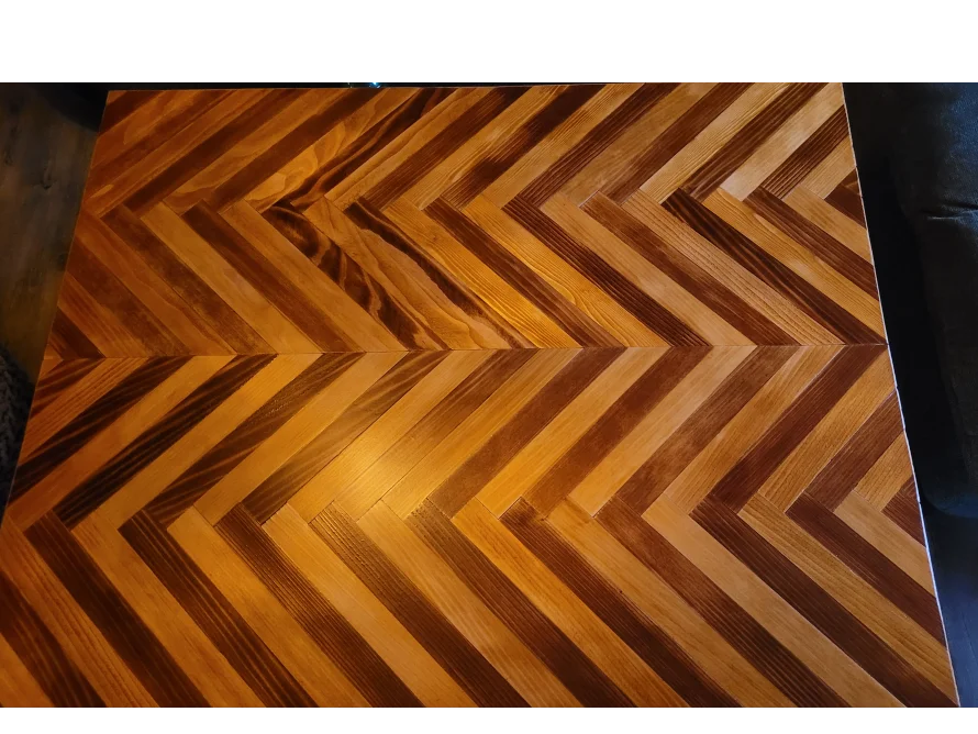 Holztischplatte mit Fischgrätenmuster