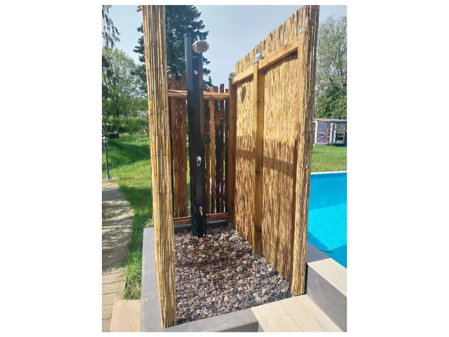 Außendusche mit Bambus verkleidet