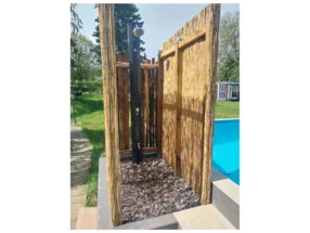 Außendusche mit Bambus verkleidet