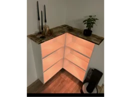 Eckregal mit Beleuchtung