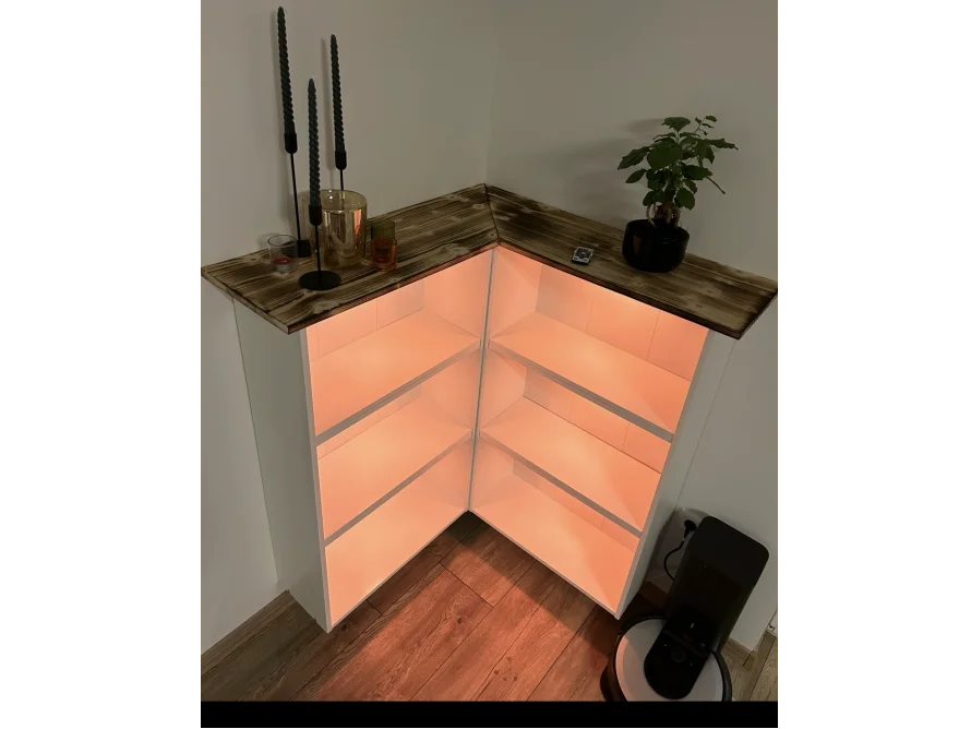Eckregal mit Beleuchtung