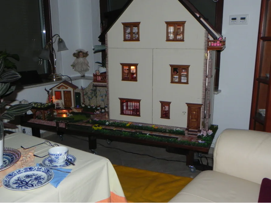 Beleuchtetes Puppenhaus in einem Wohnzimmer