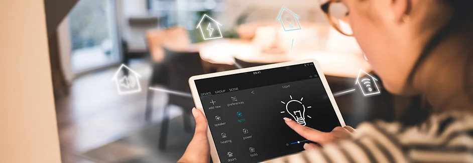 Person steuert Smart Home über Tablet