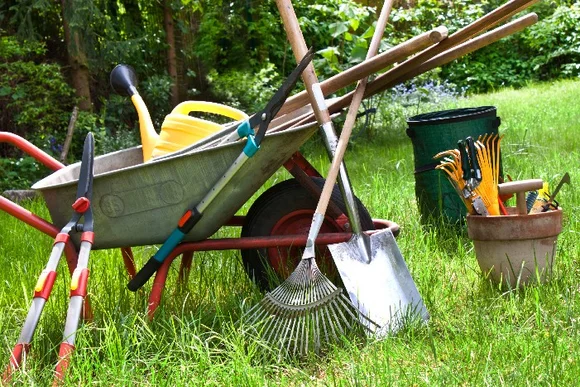 Gartengeräte auf einem Rasen.