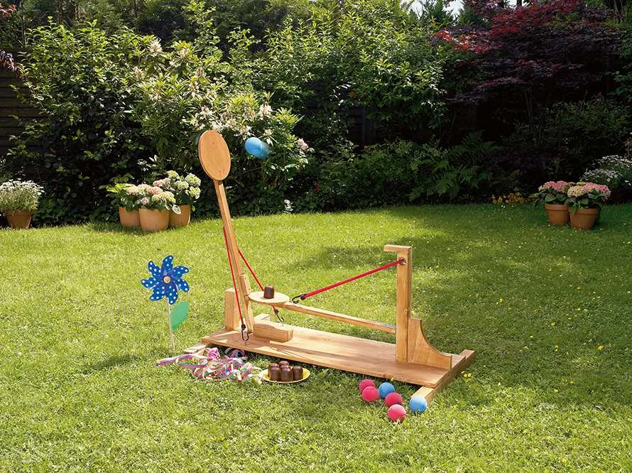 Holzwurfmaschine mit Bällen im Garten