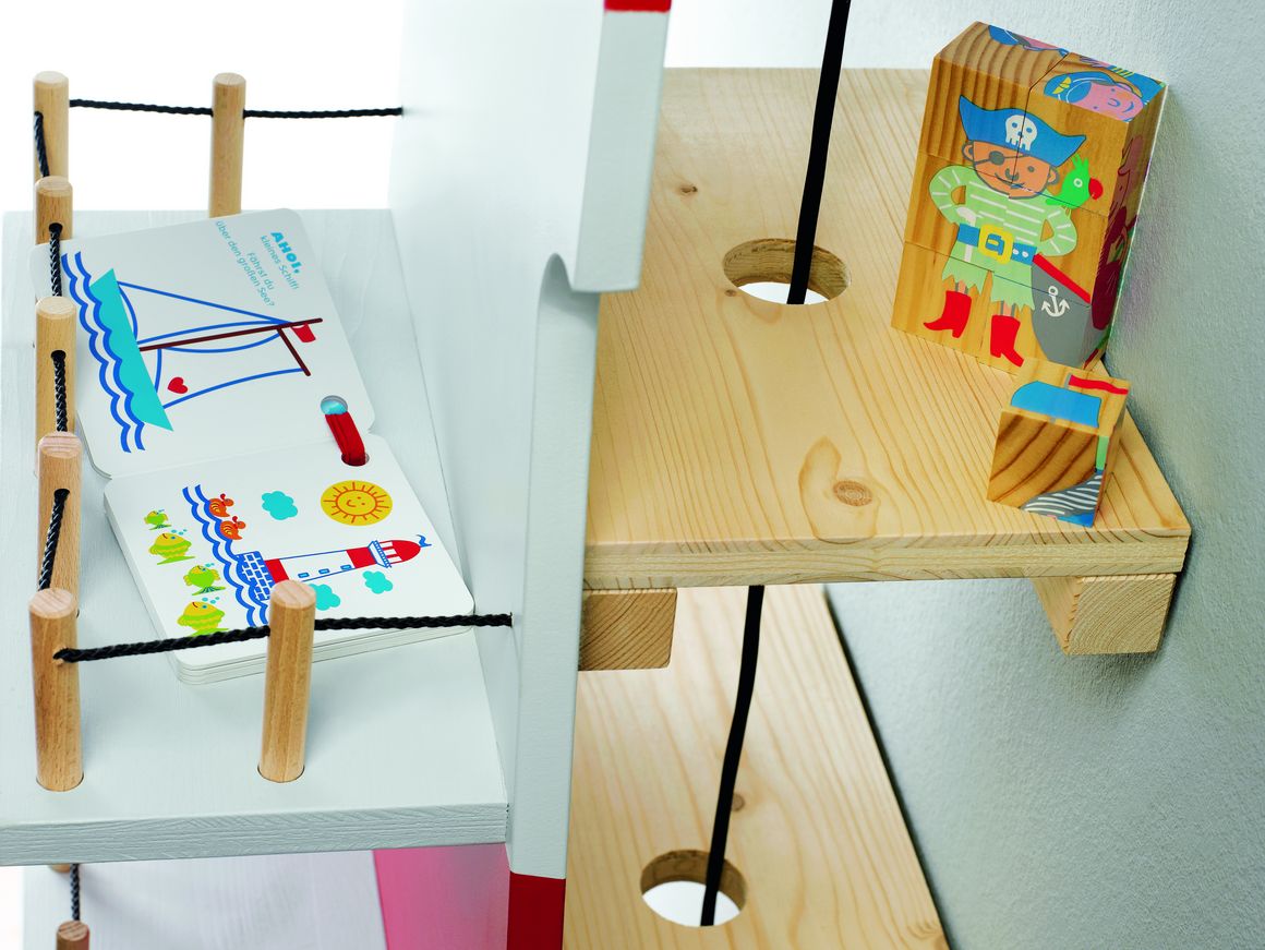 Holzspielzeug Schiff mit Spielkarten