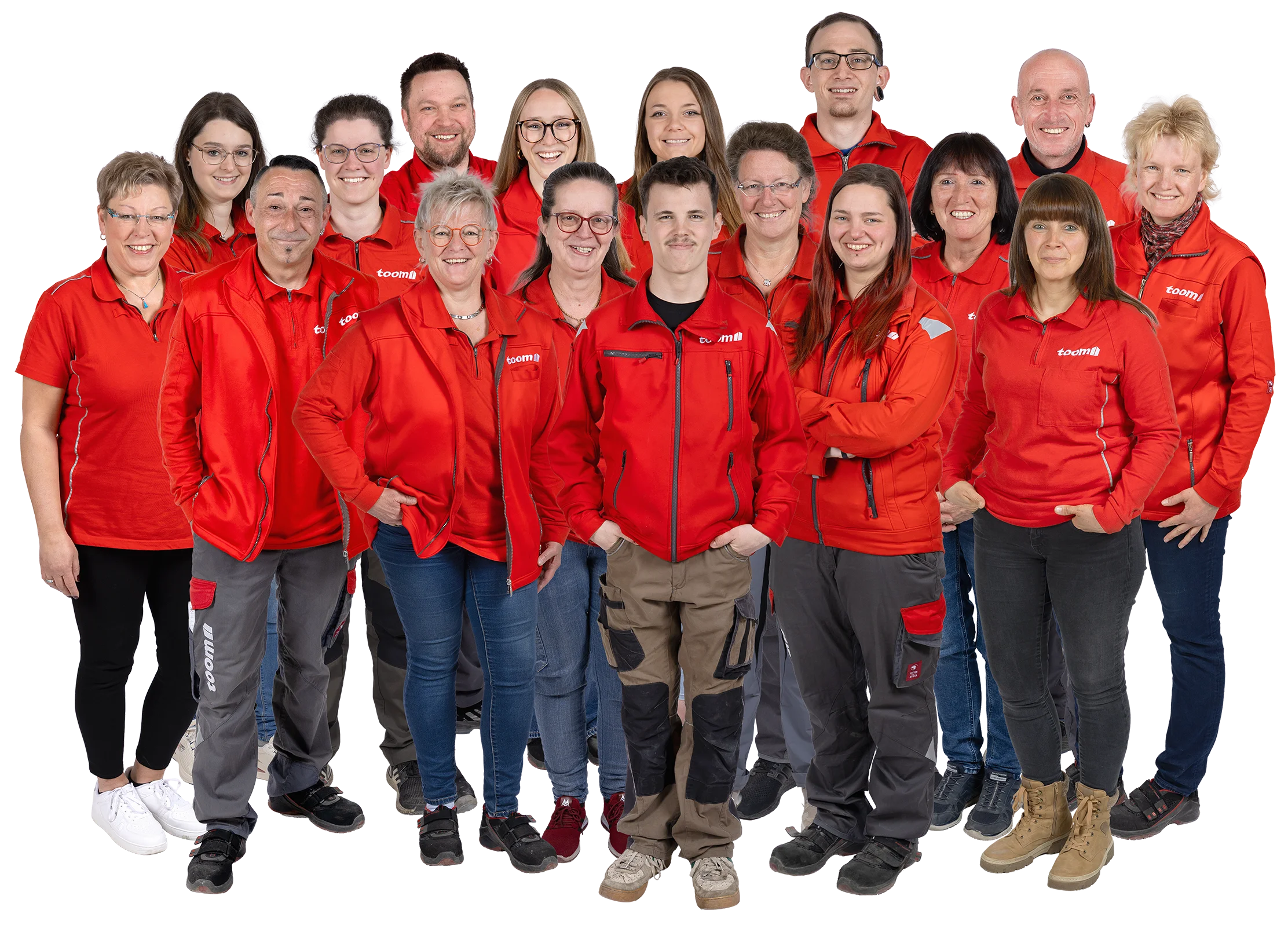 Gruppenfoto eines Teams in einheitlicher roter Arbeitskleidung vor schwarzem Hintergrund.