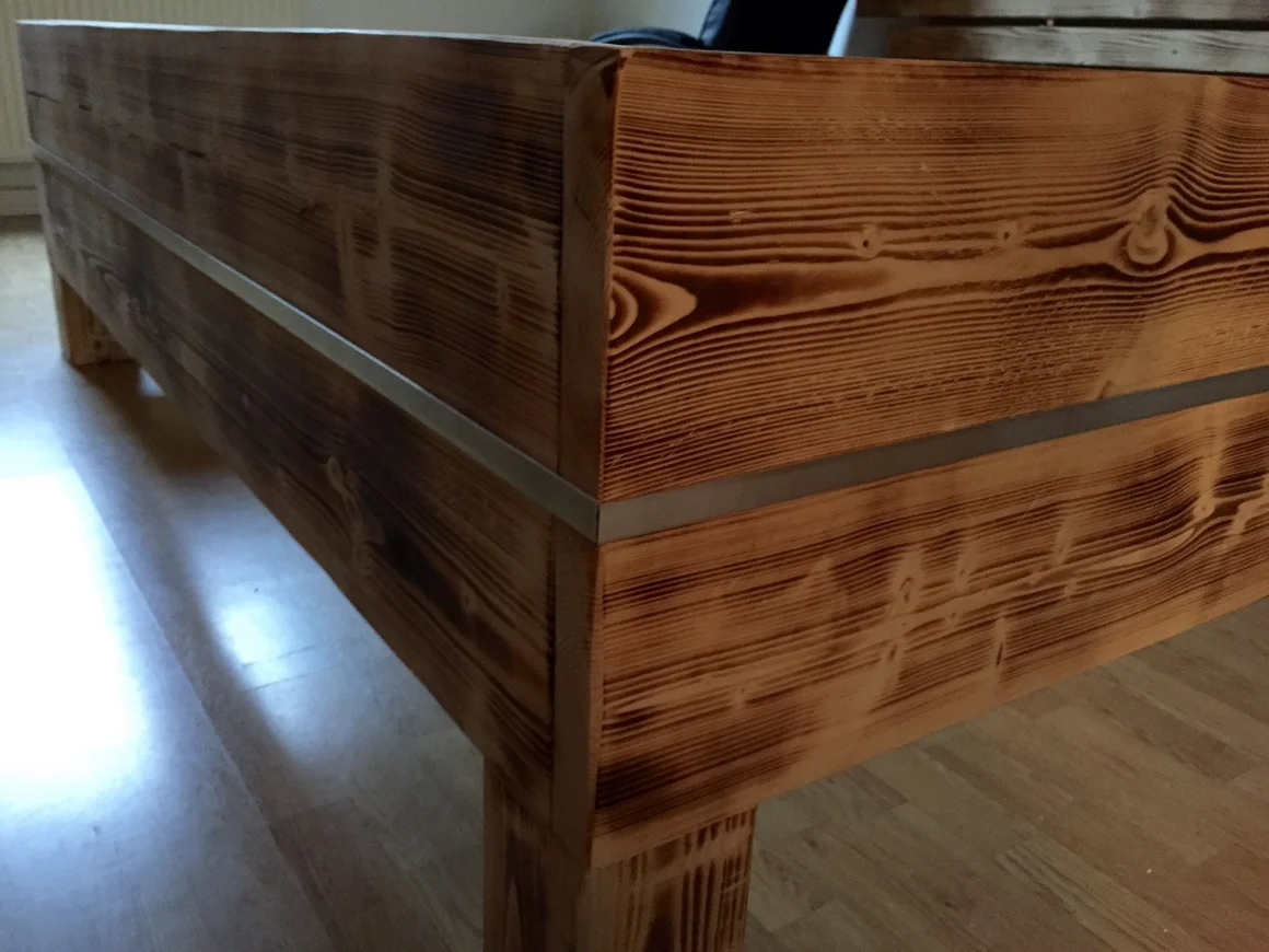 Ecke eines Holzbettrahmens