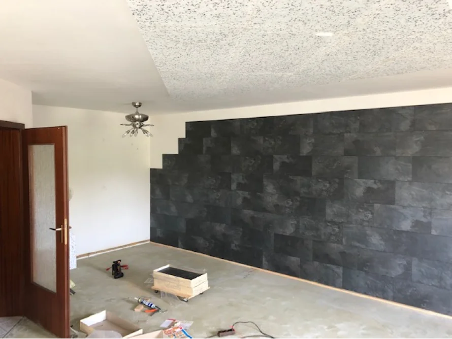 Zimmer mit schwarzer Wandverkleidung