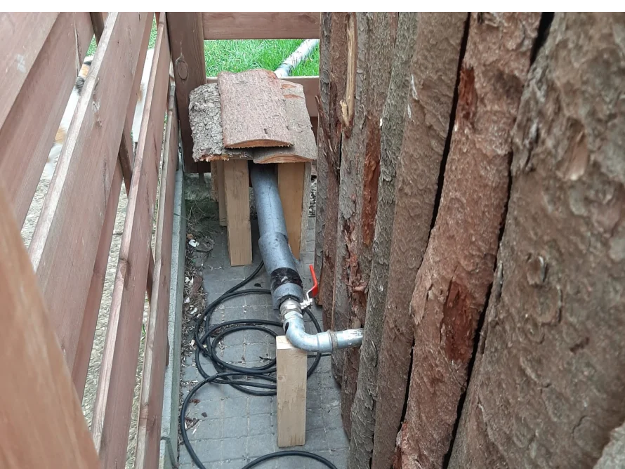 Wasserleitung an Gartenhauswand