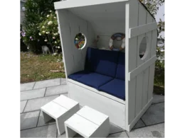 Gartenhütte mit Sitzbank und zwei Hockern