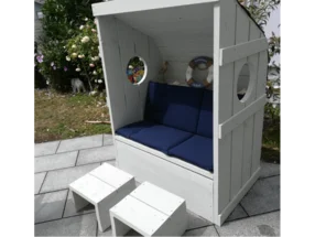 Gartenhütte mit Sitzbank und zwei Hockern
