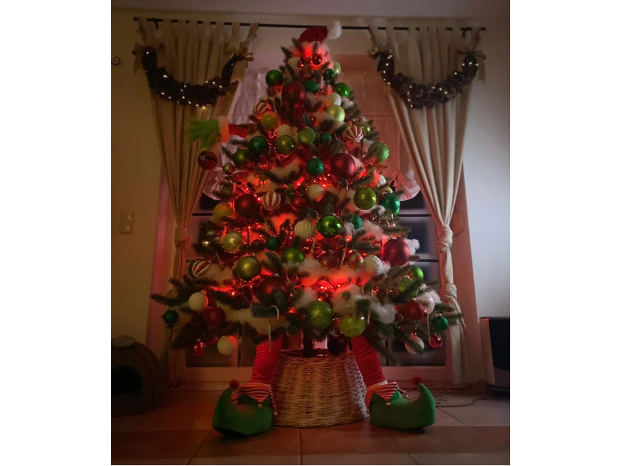 Weihnachtsbaum mit roten und grünen Kugeln