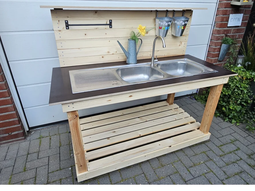 Spielküche aus Holz mit zwei Becken