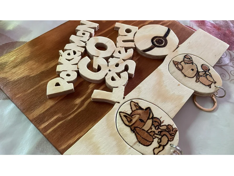 Ein Schlüsselbrett aus Holz mit drei Schlüsselanhängern.