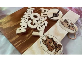 Ein Schlüsselbrett aus Holz mit drei Schlüsselanhängern.