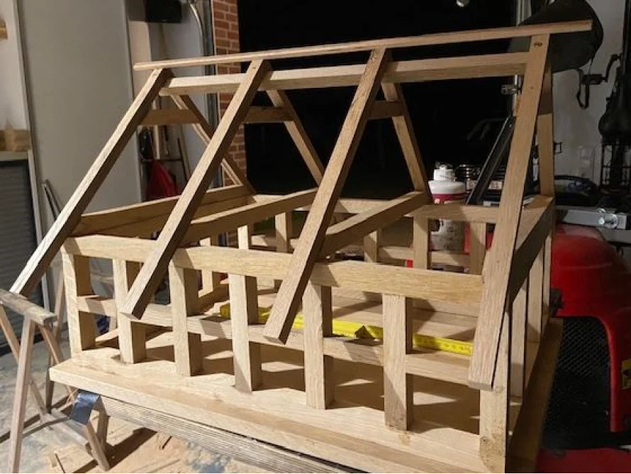 Holzgerüst eines Gartenhauses