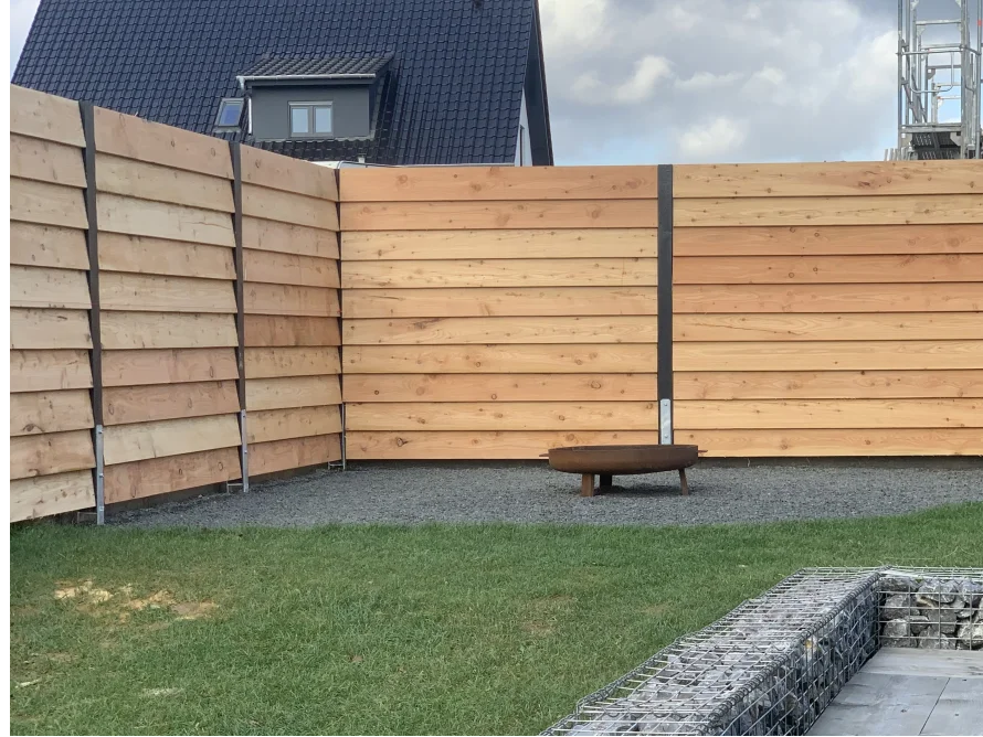 Gartenzaun aus hellem Holz