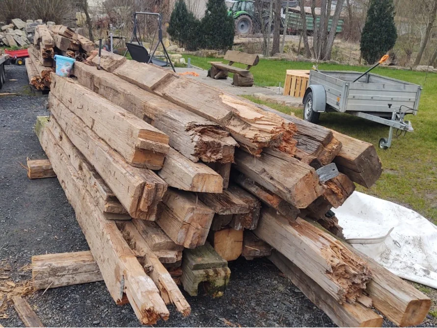 Stapel alter Holzbalken