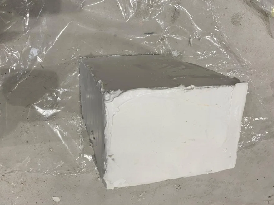 Ein weißer Block auf einer Oberfläche