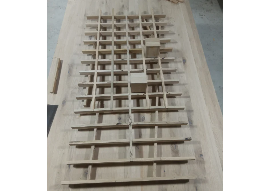 Holzrahmen auf einem Tisch.