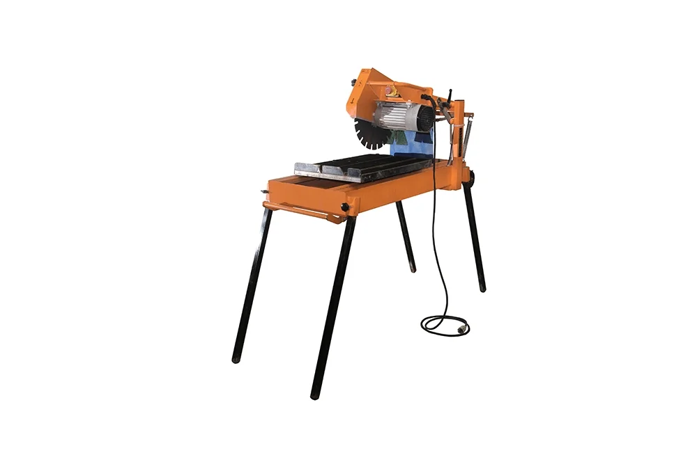 Orangefarbene Steintrennmaschine mit Sägeblatt vor weißem Hintergrund.