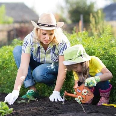 Personen pflanzen mit Gießkanne